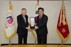 ‘1억 출산장려금’ 이중근 부영그룹 회장, 감사패 받아