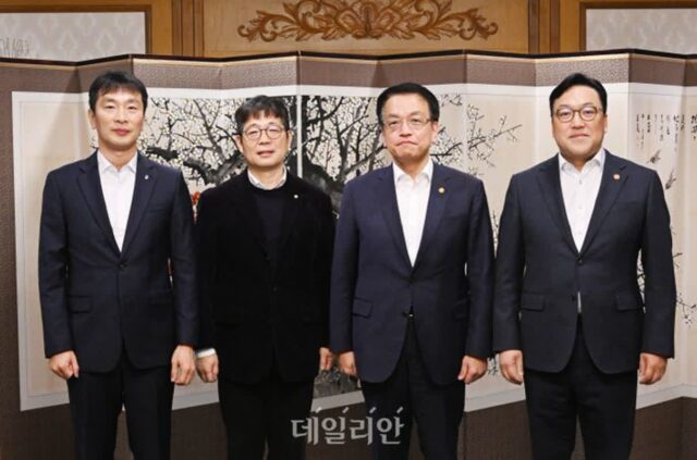 최상목 “최근 강남3구 등 부동산 상승 확대 조짐…모니터링 철저”