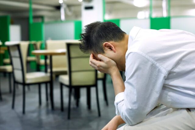 월급날인데 “가족들에게 뭐라고 말할까요” … 최악의 현실에 아빠의 ‘눈물’