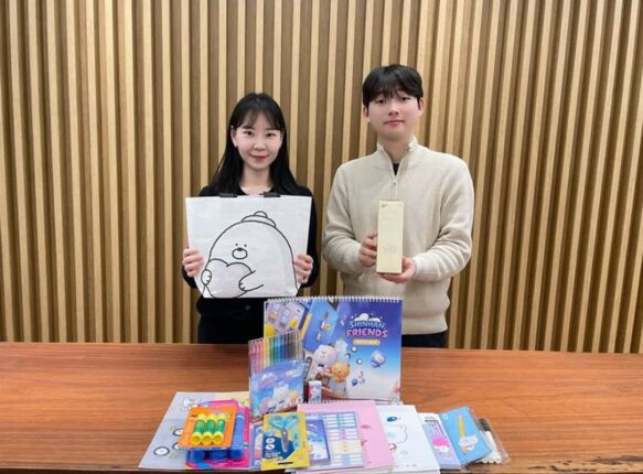 신한은행, 아동복지시설 초등 입학생에게 학용품 세트 전달