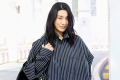 [★공항패션] 김서형, 감각적인 스트라이프 셔츠와 트랙수트 팬츠