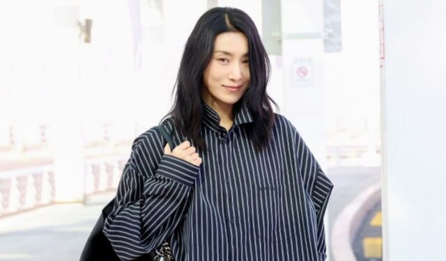 [★공항패션] 김서형, 감각적인 스트라이프 셔츠와 트랙수트 팬츠