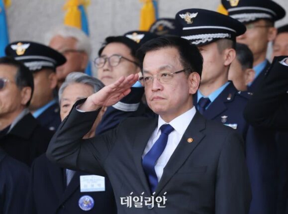 공군사관학교 찾은 최상목 대행 “군 본연의 역할·사명감” 강조