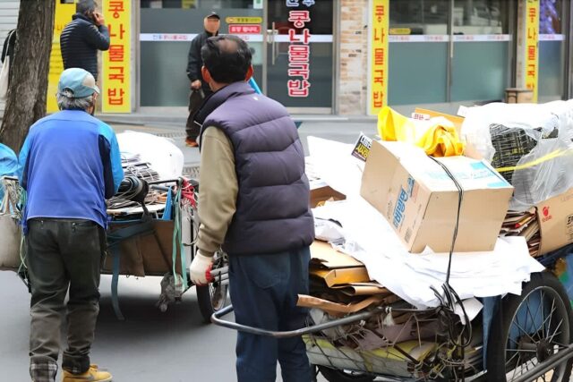 “밥 굶는 노인도 많은데”… 月 745만 원 벌이, ‘공짜 연금’ 소식에 ‘부글부글’