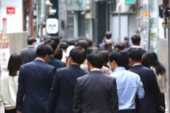 “돈 많이 벌어도 소용없다”… 최악의 연구 결과 밝혀지자 중장년층 ‘발칵’