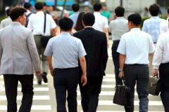 정년 늘린다는데 “지금 나가면 4억?”… 갈림길에 선 5060 ‘어쩌나’