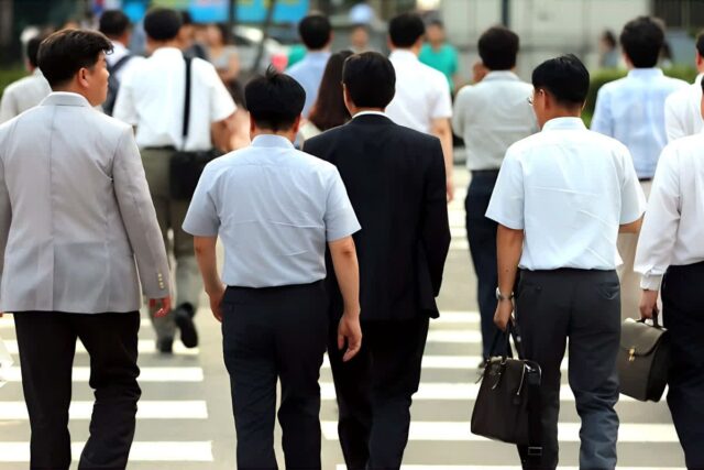 정년 늘린다는데 “지금 나가면 4억?”… 갈림길에 선 5060 ‘어쩌나’