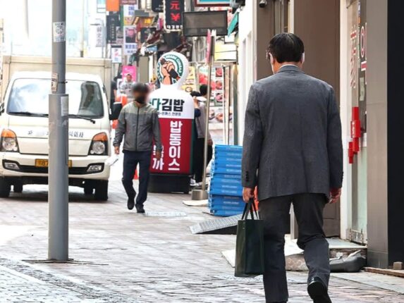 뼈 빠지게 일했는데 “우리만 무너졌다”… 안타까운 현실에 아빠들 ‘눈물’