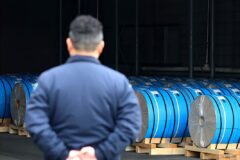 월급도 깎더니 “이젠 나가라고요?”… 평생 바친 회사의 결단, 직장인들은 ‘패닉’