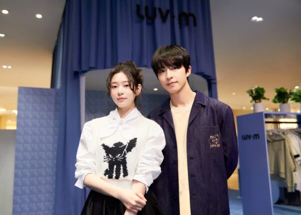 러브엠, 현대백화점 판교점 팝업스토어 오픈…홍경·김민주 ‘봄맞이 시밀러룩’ 눈길