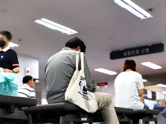 OECD 1위 대한민국 “우리 애들 어쩌죠”… 부모들 한숨, 결국 정부가 칼 빼들었다