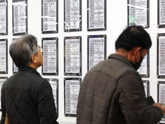 은퇴가 코앞인데 “우리 가족 어떡해요”… 벼랑 끝에 선 가장들 ‘발 동동’