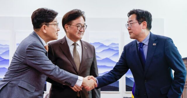 정권 교체 53.9%·연장 40.4%… 국민의힘 40.0%·민주 43.6% 오차범위 내[리얼미터]