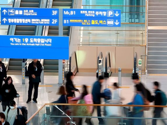 나라 살리려고 정부 나섰지만 “오히려 더 무너진다”… 계속되는 위기에 ‘발 동동’