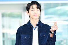 송중기, 시간이 멈춘 듯한 클래식…스웨이드 재킷으로 완성한 품격의 공항패션