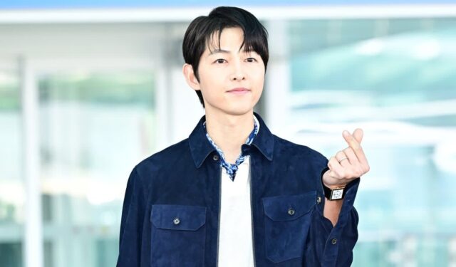 송중기, 시간이 멈춘 듯한 클래식…스웨이드 재킷으로 완성한 품격의 공항패션
