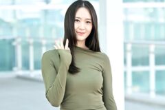 정수정, 아침 공항을 런웨이로…봄빛 품은 우아한 출국길
