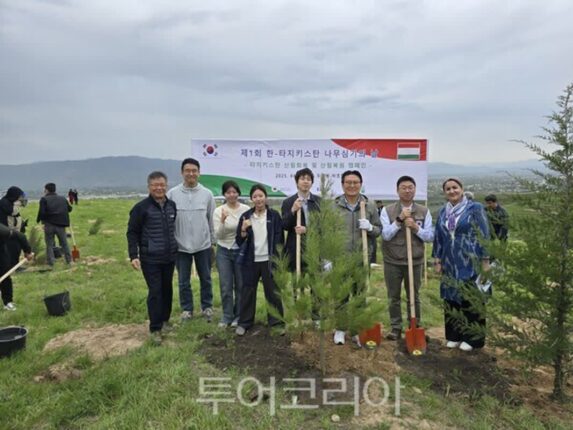 사막화 지역에 푸른 희망 심다!… 산림청, 타지키스탄서 ‘나무심기의 날’ 개최