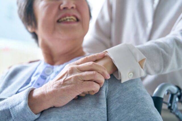 간병인 썼는데 ‘영수증’ 없어 지급 거절…간병보험 약관 체크 ‘필수’
