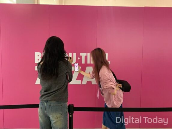 “핑크빛 성수서 핑크빔 발라보세요”…직잭뷰티 첫 오프라인 나들이 가보니