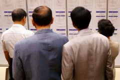 정년 연장 다가오는데 “최저임금도 못 받는다?”… 5060 절반에게 찾아온 ‘공포’