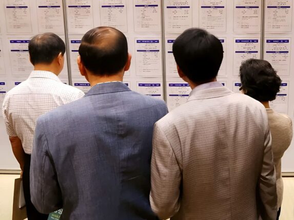 정년 연장 다가오는데 “최저임금도 못 받는다?”… 5060 절반에게 찾아온 ‘공포’