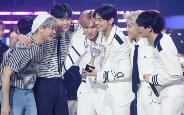 아스트로의 단독 콘서트에 합류한 의외의 인물