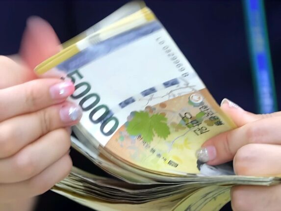 불황이라더니 “오히려 돈이 넘쳐난다?”… 은행 빠져나간 ‘215조’의 놀라운 ‘행방’