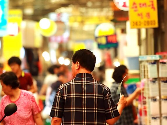 “돕겠다며 망쳤다”… 10년 규제의 역효과, 세계가 폐지했는데 한국만 ‘역주행’하는 이유