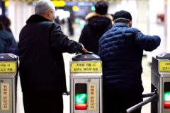 “여기 아니면 갈 곳 없다”… 새벽 5시 30분, 고령층, 첫차에 몰려드는 ‘이유’