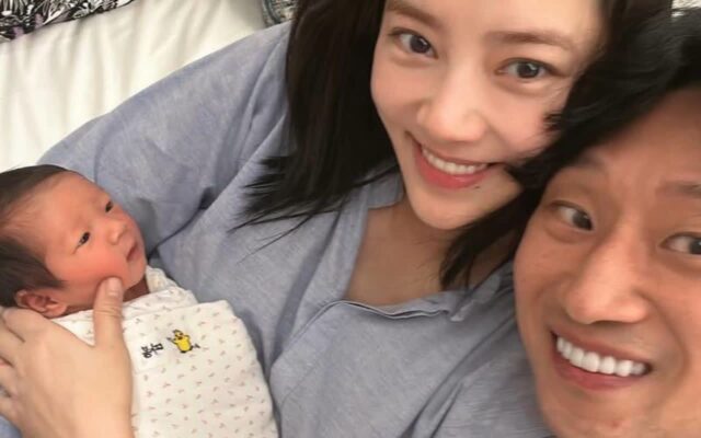 손담비가 출산 5일 만에 대방출한 세 가족 사진.jpg