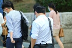 경제 불황이라더니 “나만 빼고 다들 잘 버네”… 뜻밖의 결과 발표되자 직장인들 ‘한숨’