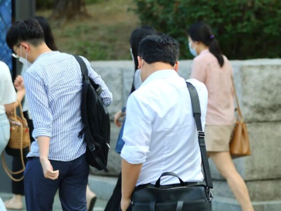 경제 불황이라더니 “나만 빼고 다들 잘 버네”… 뜻밖의 결과 발표되자 직장인들 ‘한숨’