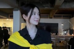 이엘리야 옐로우 포인트 스타일링! 감각적인 북카페 룩 완성