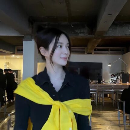 이엘리야 옐로우 포인트 스타일링! 감각적인 북카페 룩 완성