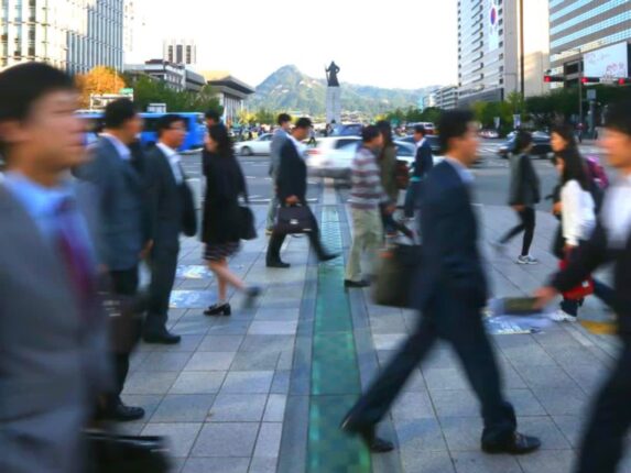 “주 5일제 폐지?” … 가까워지는 지각변동에 중소기업 ‘초비상’