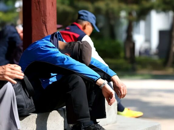 “퇴직금 다 바치고 다시 취직했어요”… 노후 포기한 850만 명, 대한민국 ‘초비상’