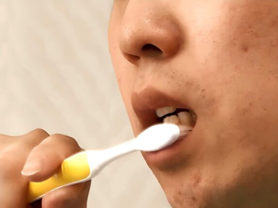 “매일 하던 양치질, 치아를 갉아먹고 있었다” .. 평생 잘못 알고 있던 ‘진실’