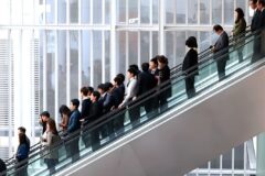 “부장님보다 신입이 더 많이 받는다고?”… 회장님의 깜짝 결단에 직장인들 ‘발칵’