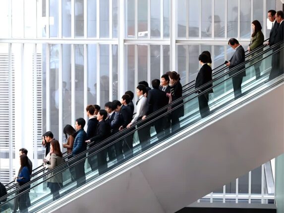 “부장님보다 신입이 더 많이 받는다고?”… 회장님의 깜짝 결단에 직장인들 ‘발칵’
