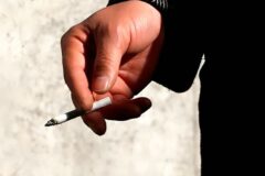 “담배 냄새 싫으면 징징대지 말고” … 뻔뻔한 아파트 흡연 공지문에 ‘발칵’