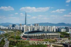 잠실 석촌호수, 도심 속 산책 명소로 인기