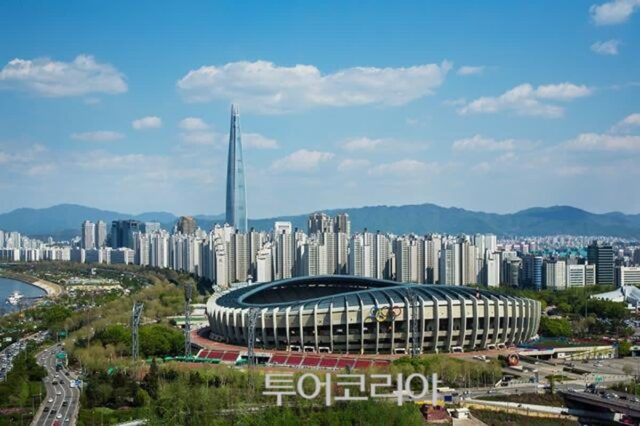 잠실 석촌호수, 도심 속 산책 명소로 인기