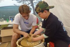 [부안마실축제] 부안청자 빚기 체험하는 어린이