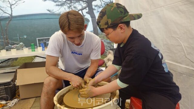 [부안마실축제] 부안청자 빚기 체험하는 어린이