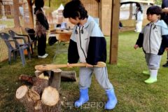 [공주석장리구석기축제] “형아 잘돼?”…돌도끼로 장작패기