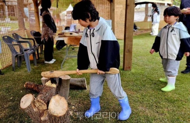[공주석장리구석기축제] “형아 잘돼?”…돌도끼로 장작패기