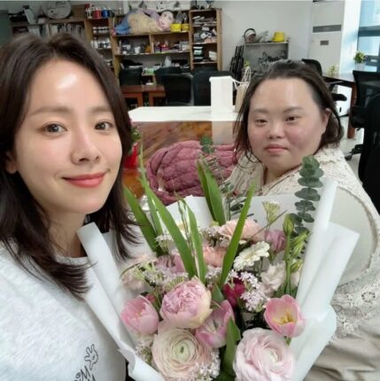 한지민, ‘우리들의 블루스 쌍둥이 언니’ 정은혜 작가 결혼식 참석