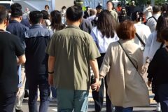똑같이 일하는데 “월급 절반만 받고 있었다”… 8년째 제자리, 846만 명 ‘눈물’