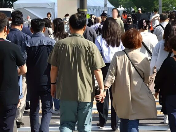 똑같이 일하는데 “월급 절반만 받고 있었다”… 8년째 제자리, 846만 명 ‘눈물’